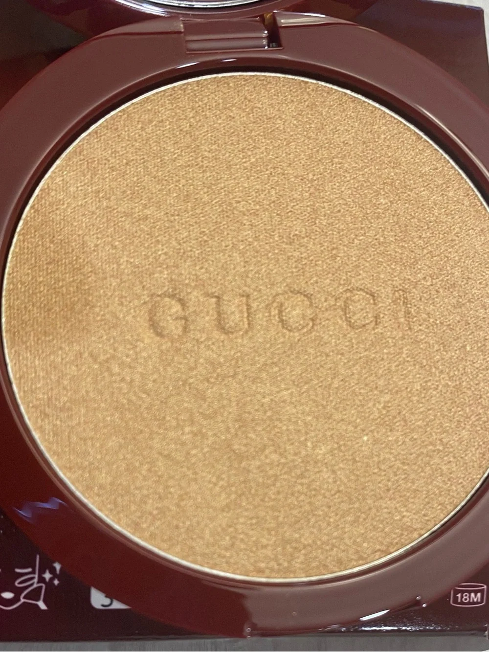 Gucci Warm Gold Glow Highlighter Compact